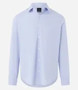 Camisa de vestir blanca de algodón con textura maquinetada, cuello camisero y mangas largas.