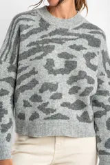 Sweater gris con estampado animal print en tonos grises.