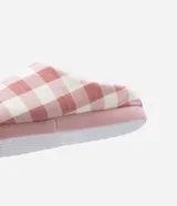 Pantufla cerrada de mujer con estampado de cuadros en tonos rosado y blanco, con interior forrado en material suave y suela de goma.