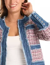 Chaqueta de corte recto y silueta boxy, confeccionada en tejido tweed multicolor con aplicaciones de denim en cuello, solapa frontal, bolsillos y puños. Presenta terminaciones con efecto deshilachado, cuello a la base, bolsillos frontales con solapa y puños con botones metálicos.