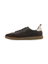 Sneaker de cuero vacuno color chocolate con puntera de gamuza al tono, cordones marrones y suela de goma color caramelo. Presenta un detalle de cuero blanco en el talón.