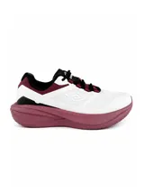 Championes deportivos Umbro modelo Gridlock, con diseño de suela gruesa en color bordó, cuerpo blanco con detalles en bordó y negro, y cordones negros.
