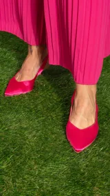 Zapato de satén fucsia con punta stiletto y escote en V.