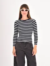 Remera de manga larga con diseño de rayas horizontales finas en blanco y negro, cuello redondo y corte ajustado.