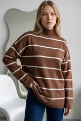 Sweater de punto con diseño a rayas horizontales en color marrón y blanco, cuello alto tipo media polera y corte holgado.