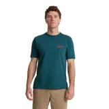 Remera verde con logo Roark bordado en rojo en el pecho.