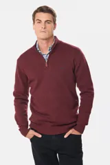 Buzo tejido de lana con cuello alto y medio cierre metálico frontal. Presenta puños y ruedo acanalados, con logo bordado en el pecho.