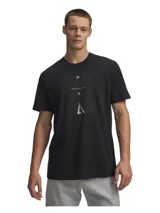 Remera de algodón negra con estampa central en blanco y negro que muestra a un jugador lanzando una pelota de básquetbol, acompañada por el texto 'Greatest shooter of all time' y el logo de Stephen Curry.