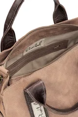 Cartera plateada con efecto metalizado, doble asa corta marrón y correa larga de cuero marrón extraíble. Tiene dos tiras verticales con el texto "Percibal" en blanco. Interior forrado en tela con tres bolsillos y llavero.