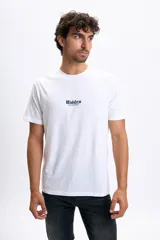 Remera blanca de manga corta con cuello redondo y un pequeño estampado frontal con el texto "Hidden Vibes".