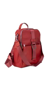 Mochila mediana combinada en tela impermeable y cuero sintético, con cierre principal, bolsillo frontal con solapa y hebilla decorativa, y correas ajustables.