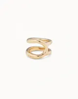 Anillo de metal bañado en plata con diseño curvilíneo de estilo oriental y logo de la marca grabado.