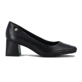 Zapato de tacón cuadrado bajo, color negro, con punta fina y detalle de pin metálico dorado en el lateral.