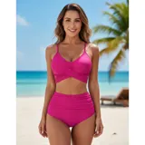 Bikini de dos piezas color fucsia. El top presenta un diseño cruzado en el frente con breteles finos ajustables, mientras que la bombacha es de tiro alto con detalle de frunces laterales.