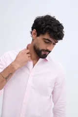 Camisa de manga larga color rosado, con cuello camisero, cierre frontal de botones y corte semi slim.