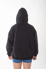 Campera con cierre frontal metálico, confeccionada en algodón pesado de alto gramaje. Presenta un diseño oversize con capucha, bolsillos tipo canguro y bordados minimalistas en el frente y en la manga.