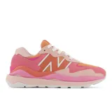 Championes urbanos New Balance modelo 5740, con capellada de malla y superposiciones de gamuza en tonos rosa, naranja y beige. Presenta el logo "N" en cuero blanco y entresuela de doble densidad.