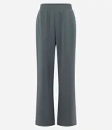 Pantalón deportivo femenino color verde oscuro, confeccionado en modal, con corte recto y largo. Presenta cintura elástica y detalle de trenzadora en la parte delantera.