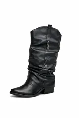 Botas negras de caña alta con efecto arrugado, punta fina y tacón bajo. Presentan detalles decorativos de tiras y argollas metálicas en la parte superior de la caña.