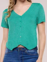 Cardigan corto fucsia de tejido de punto fino con hilo brillante de lurex, escote en V pronunciado y cierre frontal de botones a tono. Presenta mangas cortas y ruedo con corte en pico en el frente.