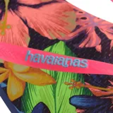 Ojotas Havaianas color azul marino con textura en la plantilla y logo en las tiras.