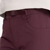 Pantalón de trekking color borgoña, convertible a short mediante cierre. Confeccionado en poliéster y spandex con tratamiento repelente al agua. Incluye cinturón ajustable, bolsillos delanteros, traseros y en el muslo con cremallera inversa. Detalles reflectantes y apertura inferior ajustable.