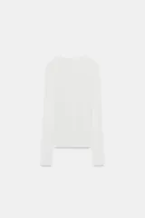 Top de punto fino y semitransparente color gris claro, con cuello redondo y manga larga.