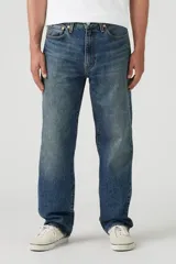Pantalón de jean azul de corte recto y tiro medio.