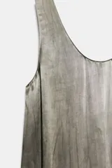 Vestido midi de viscosa con tejido satinado, color gris, escote redondo y diseño sin mangas con sisa.