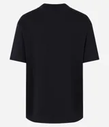Remera de manga corta con cuello redondo, confeccionada en algodón peruano con acabado suedine. Diseño minimalista y sin estampas.