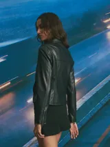 Chaqueta de cuero sintético color negro, con cuello clásico, cierre frontal con cremallera y diseño de corte recto.