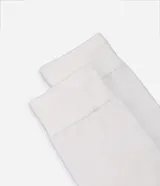 Par de medias de caña mediana confeccionadas en viscosa con textura acanalada y diseño sin costuras.