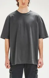 Remerón de algodón premium color carbón (gris oscuro), con corte extra oversize, hombros caídos y cuello redondo.