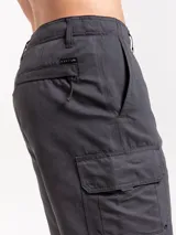 Bermuda cargo color verde militar, con bolsillos laterales con solapa y cierre de botón a presión.