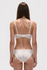 Top de lencería tipo soutién bralette negro con detalles de encaje en el escote y bajo busto, tirantes finos regulables.