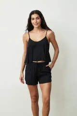 Short negro de tiro medio con cordón ajustable en la cintura y bolsillos laterales.