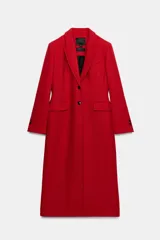 Abrigo entallado de Zara Woman Collection confeccionado en mezcla de lana, con cuello de solapa, manga larga con hombreras, falsos bolsillos de solapa y cierre frontal con botones.