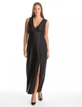Vestido largo de seda fría color negro, con escote en V profundo, sin mangas y cintura ajustada con banda ancha. Presenta frunces bajo el busto, cierre invisible en la espalda y falda fluida con un tajo lateral pronunciado.