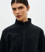 Campera deportiva Get Over confeccionada en tejido fleece de poliéster con textura suave. Presenta cuello alto, cierre frontal con cremallera y bolsillos laterales funcionales.