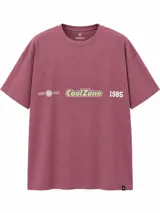 Remera oversize de color blanco, confeccionada en algodón, con cuello redondo y mangas cortas. Presenta un pequeño estampado tipográfico en el centro del pecho con la frase "KeepTheBuzz Alive".
