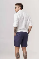 Bermuda color beige de lino, corte recto y largo a la rodilla.