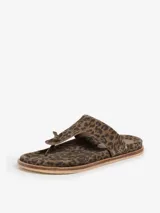 Sandalia tipo ojota con diseño de dedo, confeccionada en cuero con estampado animal print de leopardo. Presenta una suela plana de madera con terminación natural.