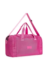 Bolso de viaje tipo duffel bag, color fucsia vibrante, con textura de malla visible. Cuenta con dos asas de mano y una correa ajustable y desmontable para llevar al hombro.