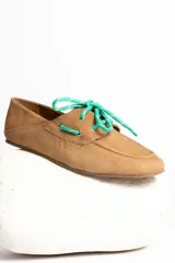 Mocasín de cuero marrón con cordones, diseño de puntera cuadrada y costuras visibles.