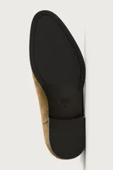 Bota Chelsea de gamuza color tostado, con paneles elásticos laterales en marrón oscuro, punta redonda y suela plana con pequeño tacón.