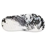 Sandalias Crocs Classic Cozzzy con forro suave y difuso, suelas exteriores elevadas y dos correas superiores.