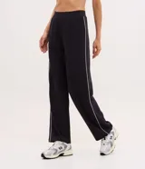 Pantalón deportivo de corte recto confeccionado en mezcla de modal, poliéster y elastano. Presenta cintura elástica en rib y detalle de friso lateral en contraste.