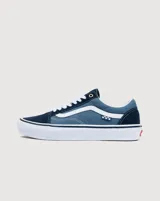 Championes Vans modelo Skate Old Skool, con diseño low-top en tonos azul marino y azul medio. Presentan la icónica franja lateral Sidestripe en blanco, confeccionados en una combinación de gamuza y lona con suela vulcanizada de goma blanca y patrón Waffle.