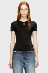 Remera de corte ajustado y manga corta en color negro, confeccionada en tejido acanalado de mezcla de algodón y elastano. Presenta cuello redondo y el logotipo ovalado de la marca impreso en el pecho.