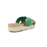 Sandalia tipo chinela de plataforma, color fucsia, con tiras anchas cruzadas en el empeine. La suela es de plataforma gruesa, con base de color madera claro y una capa inferior de goma blanca.